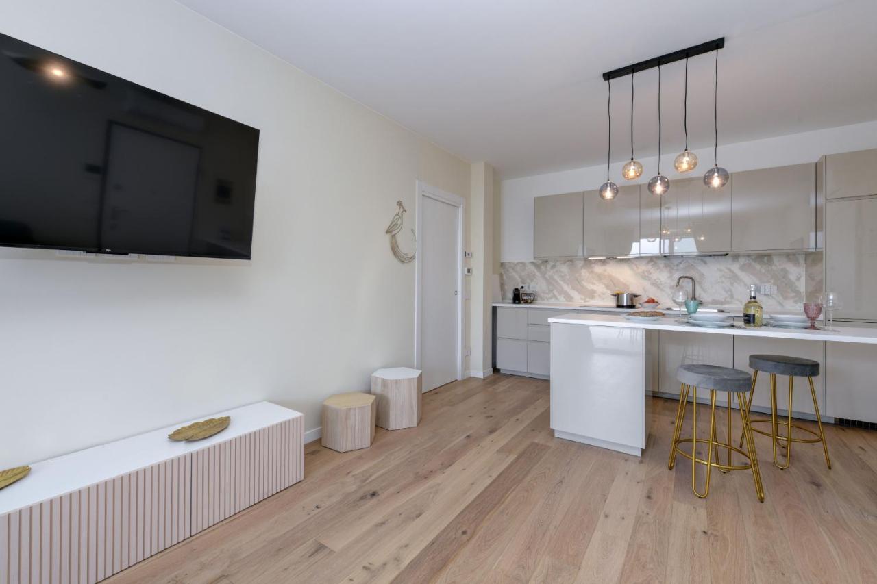 Opalia Residence - Garda Lake Lifestyle Apartment Песк'єра-дель-Гарда Екстер'єр фото